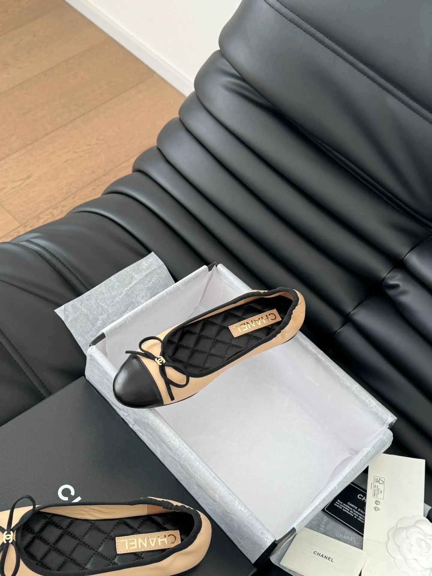 👟👟Ex-factory price 520👟👟 Chanel Xiaoxiang 25C new bow shoe series, original 1:1 replica, a classic among classics. It is perfect whether paired with trousers or skirts. The small round toe design is very good at modifying the foot shape. A must-have for little fairies! The upper is made of imported lambskin, the lining is made of top-grade mixed sheepskin, and the outsole is imported Italian cowhide. Size: 35-39 (40/41/42/43 customized)